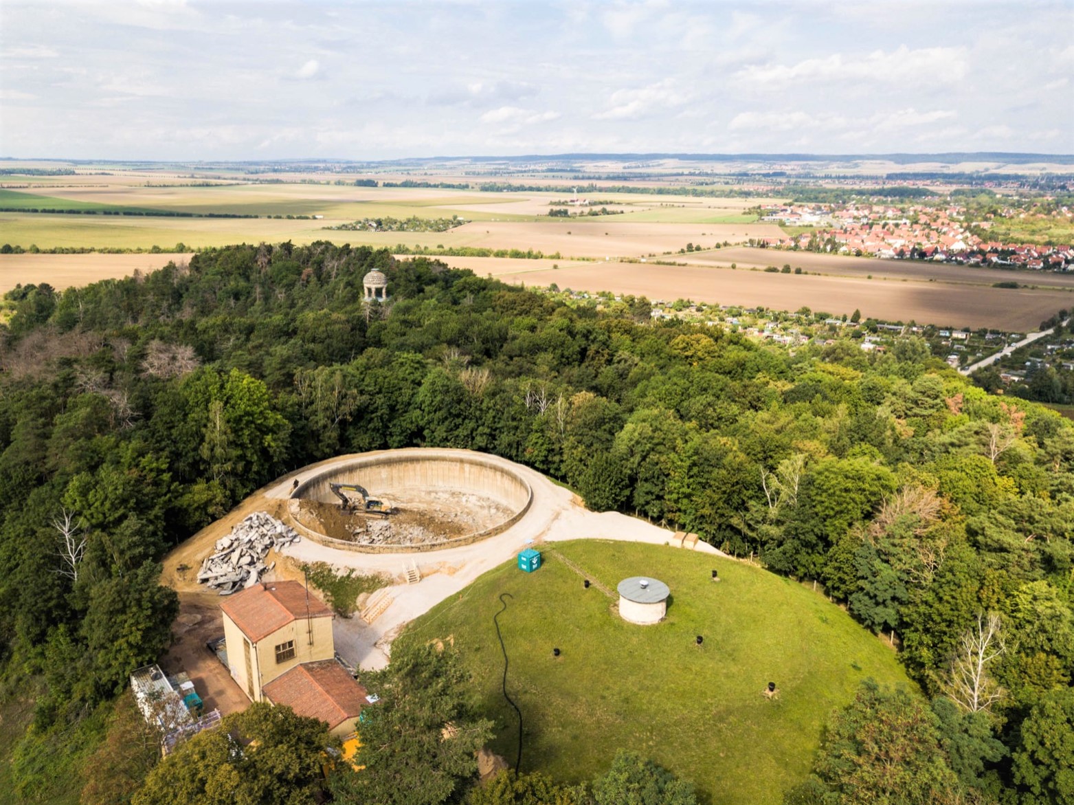 Blick über den Hochbehälter auf den südwestlichen Stadtrand von Halberstadt.