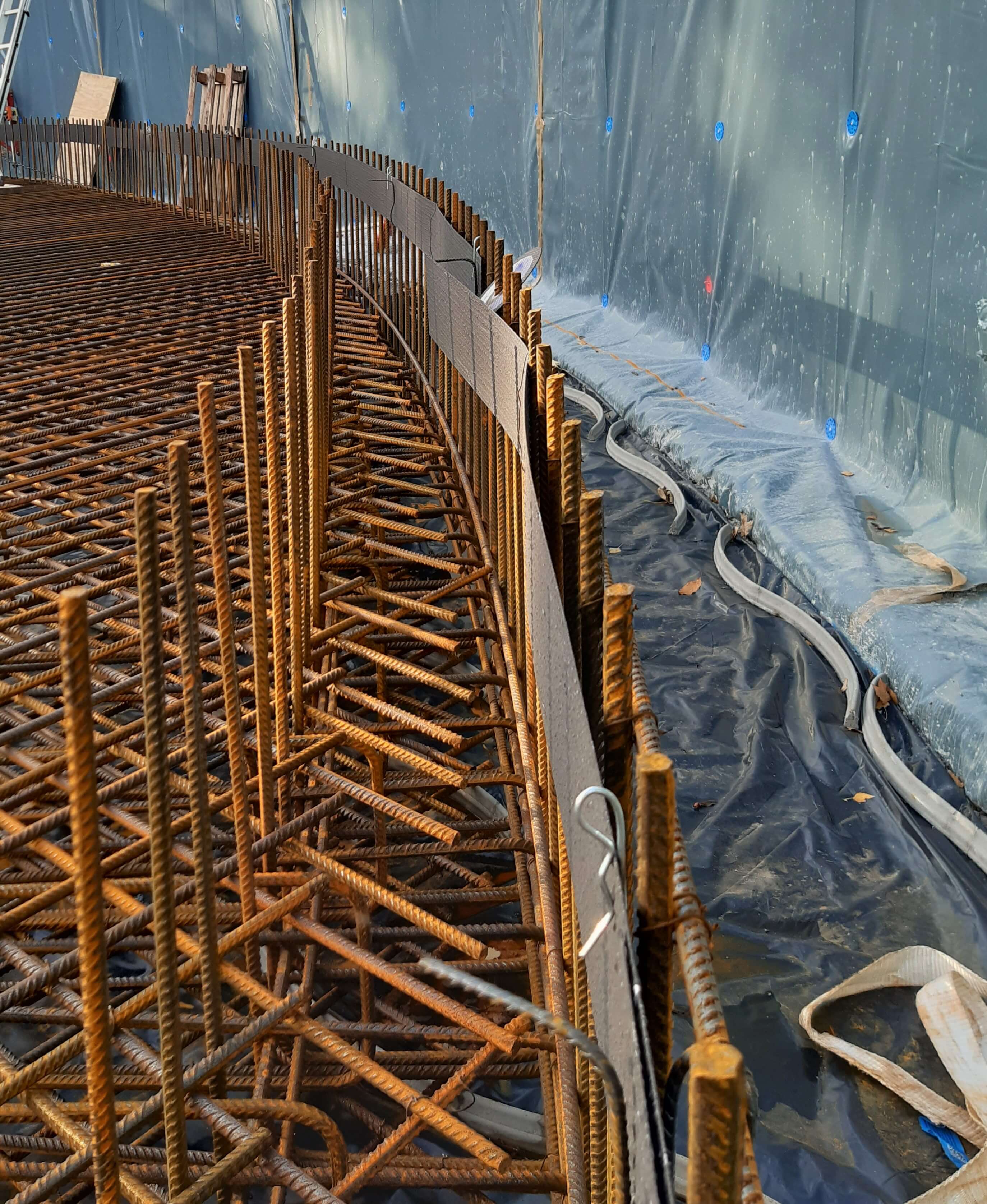 Blick auf die Randbewehrung und den Anschluss zwischen Bodenplatte und Wand.