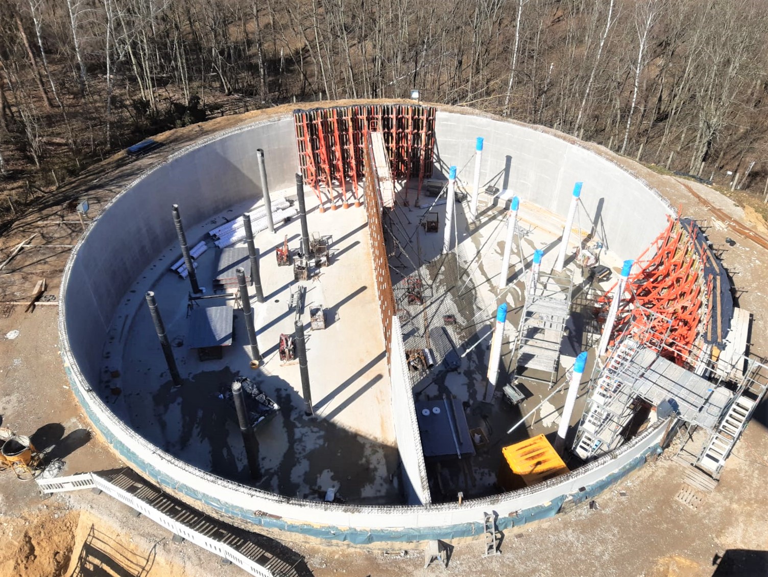 Die Betonagearbeiten an der neuen Wasserkammerwand sind abgeschlossen. Nunmehr ist die Trennwand in der Mitte der Wasserkammer in Arbeit. Die Stützen für die Decke sind in Vorbereitung.