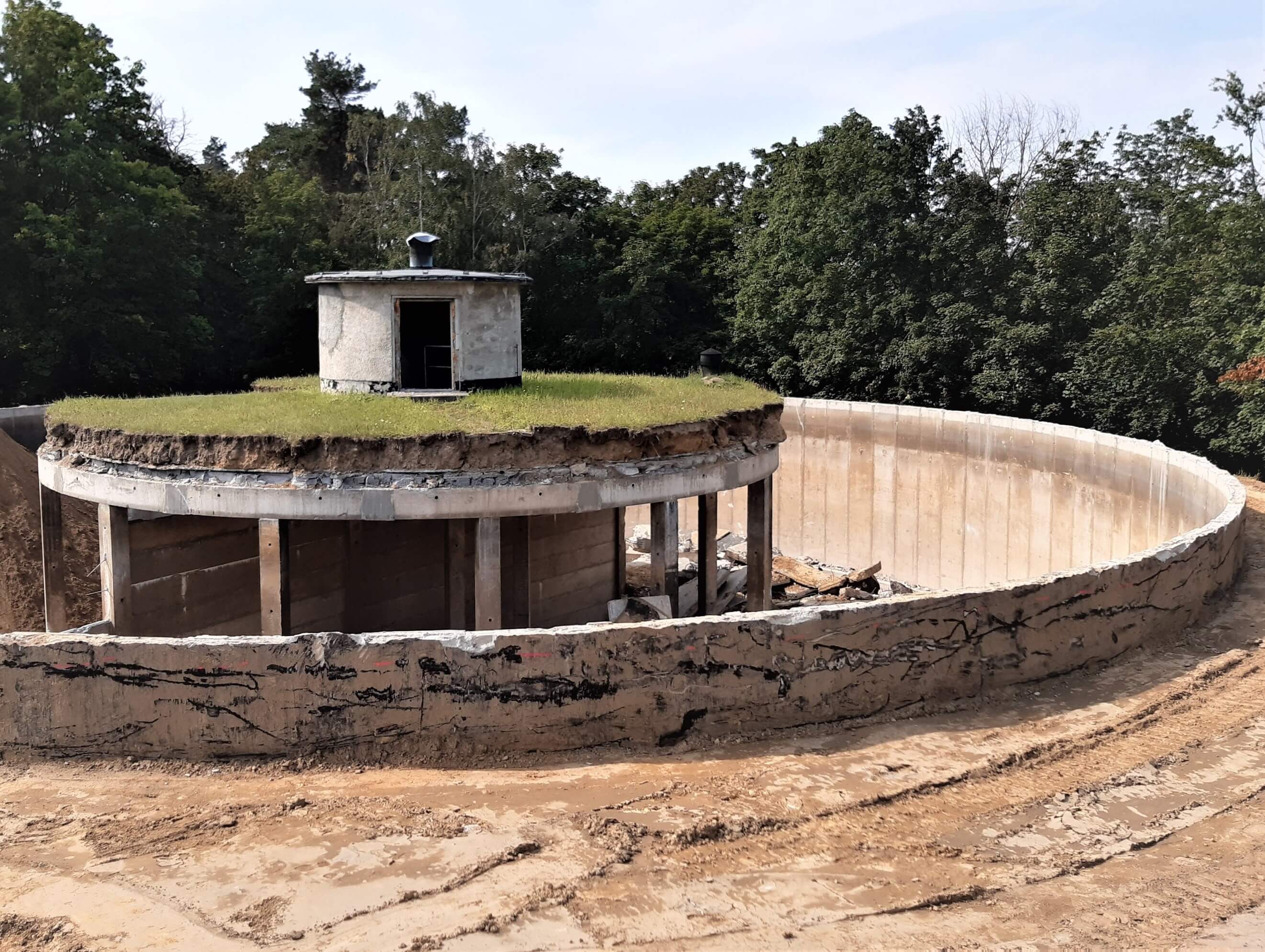 Abbruch WK 1: Die Decke der Kammer ist bereits entfernt. Zu sehen ist noch das Einstiegsbauwerk in der Mitte.