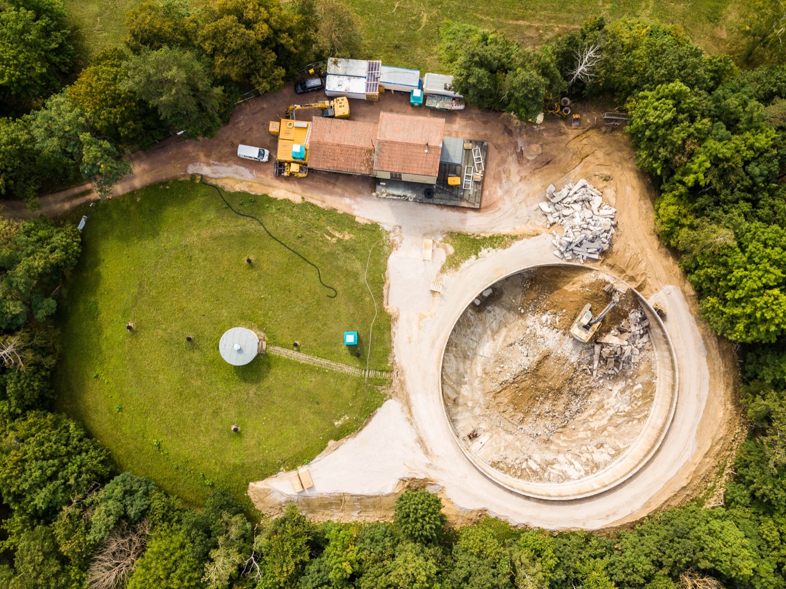 Blick aus der Luft auf die im Bau befindliche Wasserkammer 1 (rechts) und die Wasserkammer 2 (links), davor das Schiebergebäude. Über die Wasserkammer 2 wird während der Erneuerung der Kammer 1 die Trinkwasserversorgung für den Raum Halberstadt gewährleistet.