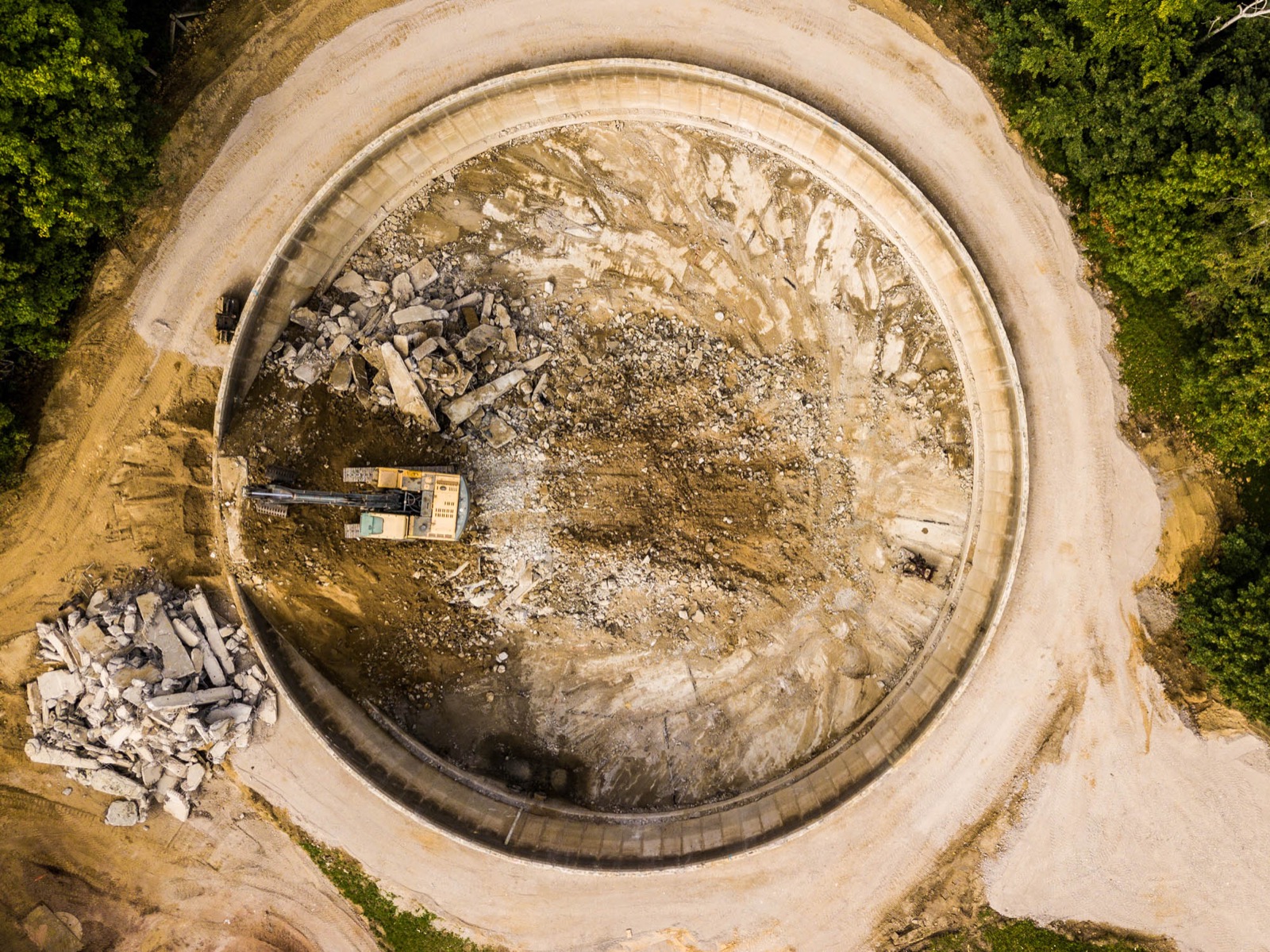 Wasserkammer 1: Abbruchgut wird abtransportiert.